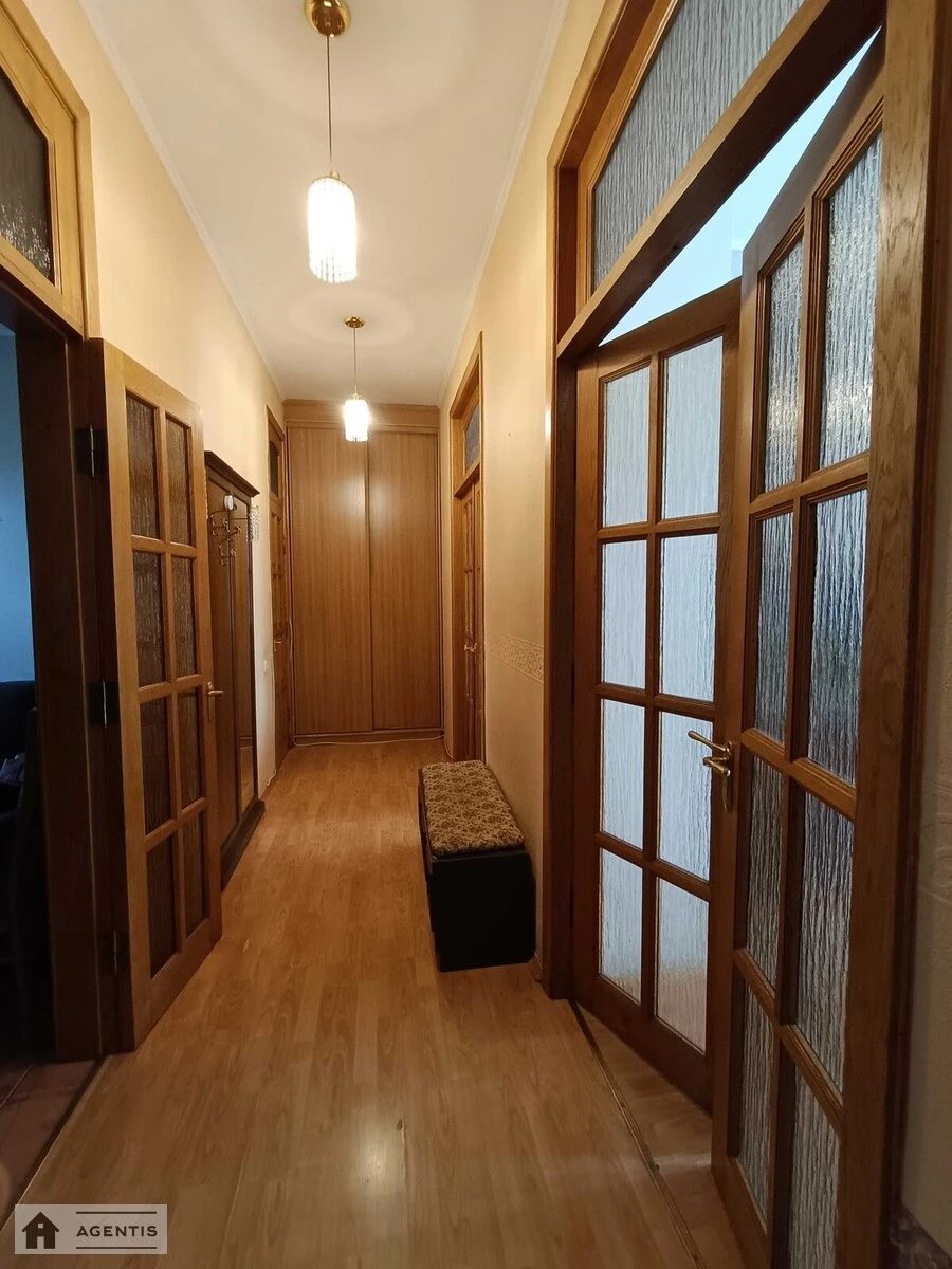 Apartment for rent. 3 rooms, 85 m², 5th floor/5 floors. 20, Yevhena Chykalenka vul. Pushkinska, Kyiv. 