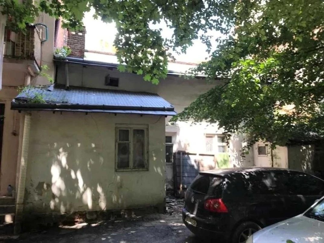 Продаж будинку та земельної ділянки у центрі Львова
