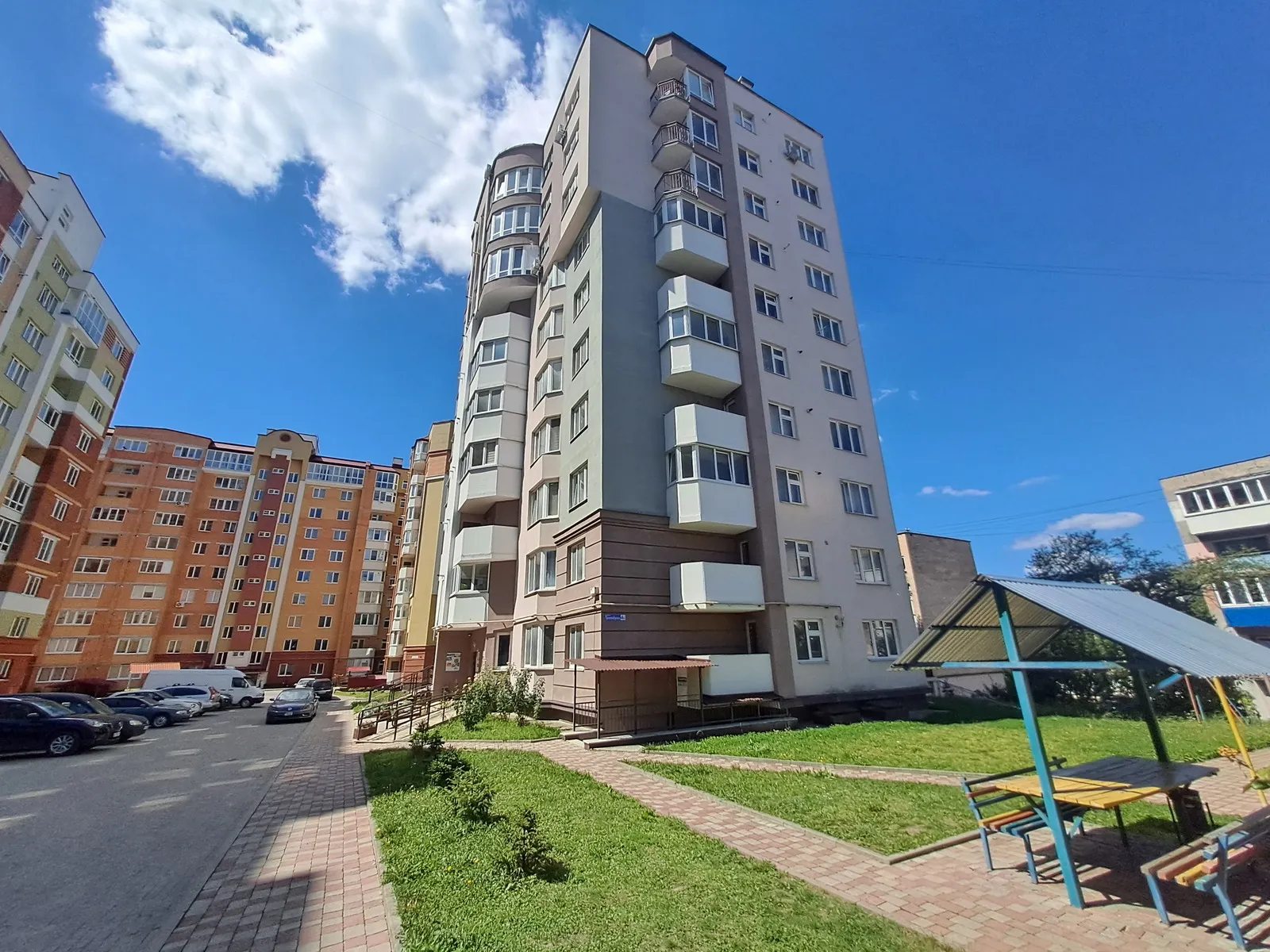 Продаж 1к квартири 42.3 кв. м на вул. Тролейбусна, Дружба.Тернопіль