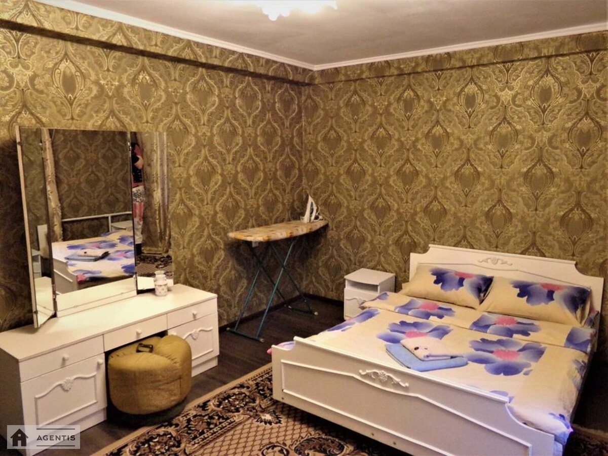 Сдам квартиру. 3 rooms, 86 m², 4th floor/9 floors. 9, Леси Украинки 9, Киев. 