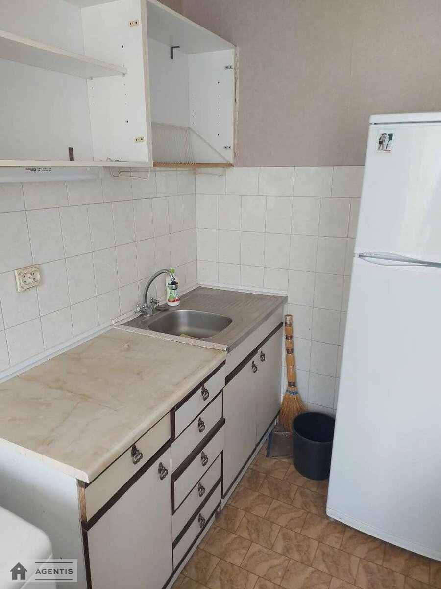 Apartment for rent. 3 rooms, 70 m², 4th floor/5 floors. Solomyanskyy rayon, Kyiv. 