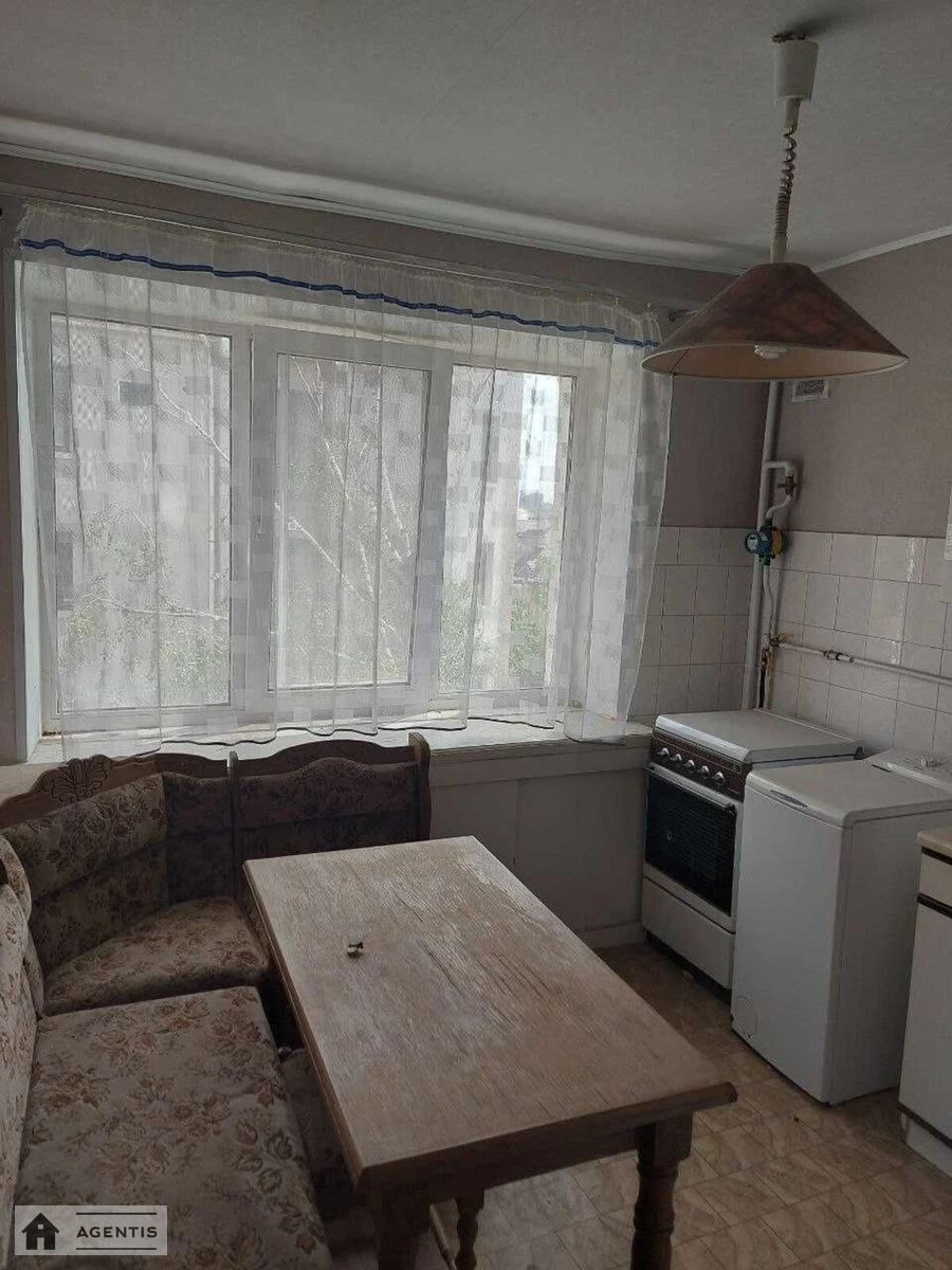 Сдам квартиру. 3 rooms, 70 m², 4th floor/5 floors. Соломенский район, Киев. 