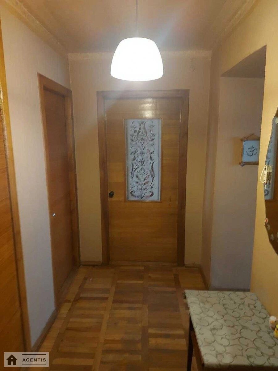 Apartment for rent. 3 rooms, 70 m², 4th floor/5 floors. Solomyanskyy rayon, Kyiv. 