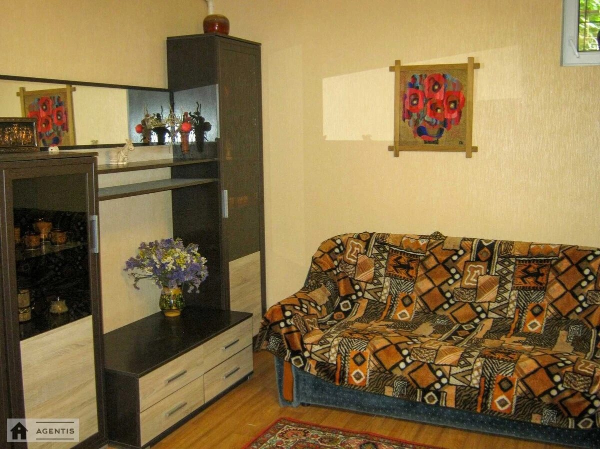 Apartment for rent. 1 room, 40 m², 1st floor/3 floors. Kostopalivska vul. Savrasova, Kyiv. 