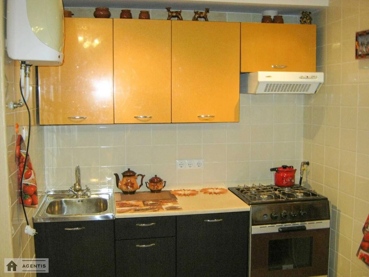 Apartment for rent. 1 room, 40 m², 1st floor/3 floors. Kostopalivska vul. Savrasova, Kyiv. 