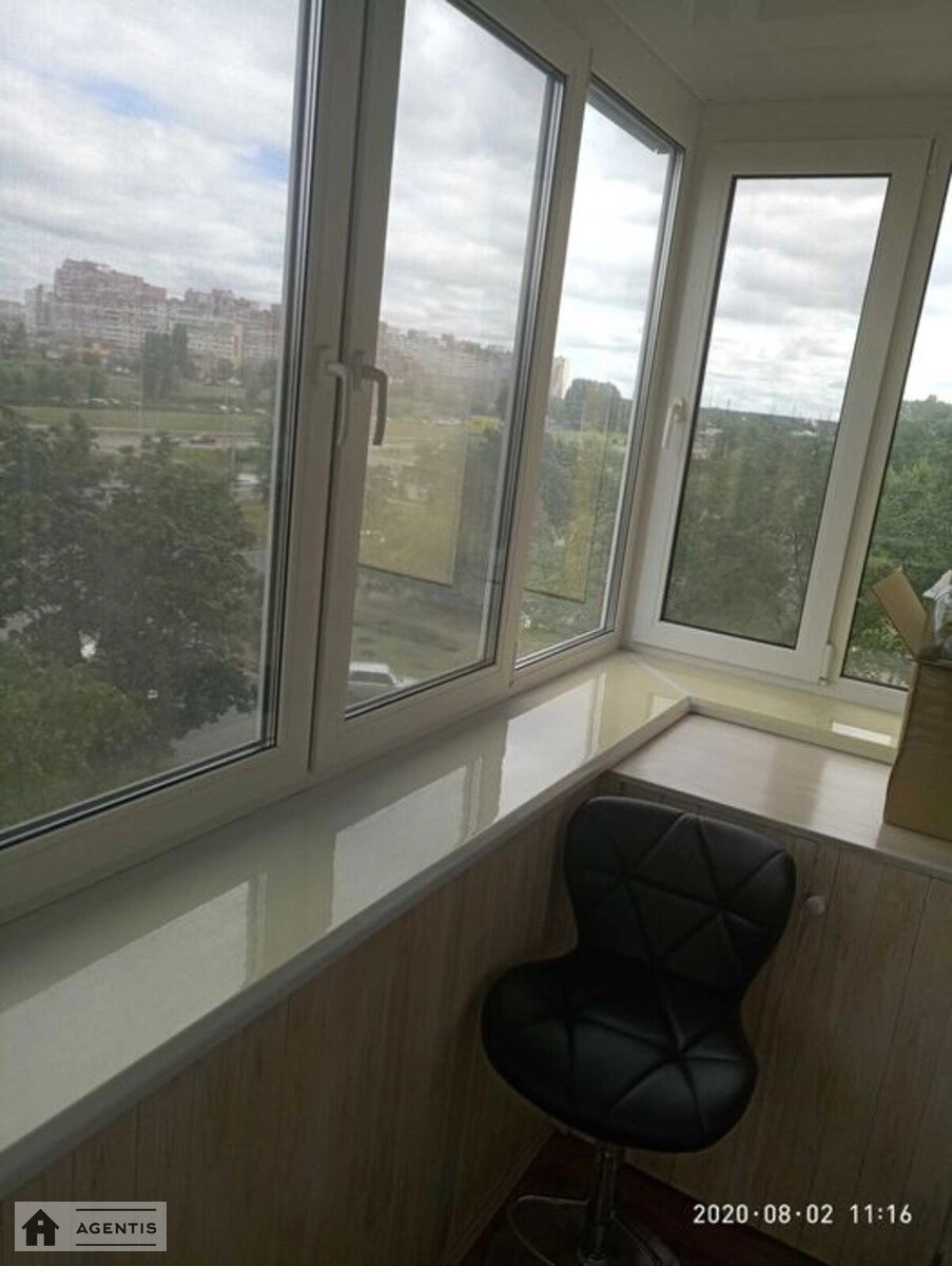 Сдам квартиру. 4 rooms, 77 m², 4th floor/9 floors. 22, Романа Шухевича просп. (Генерала Ватутіна), Киев. 