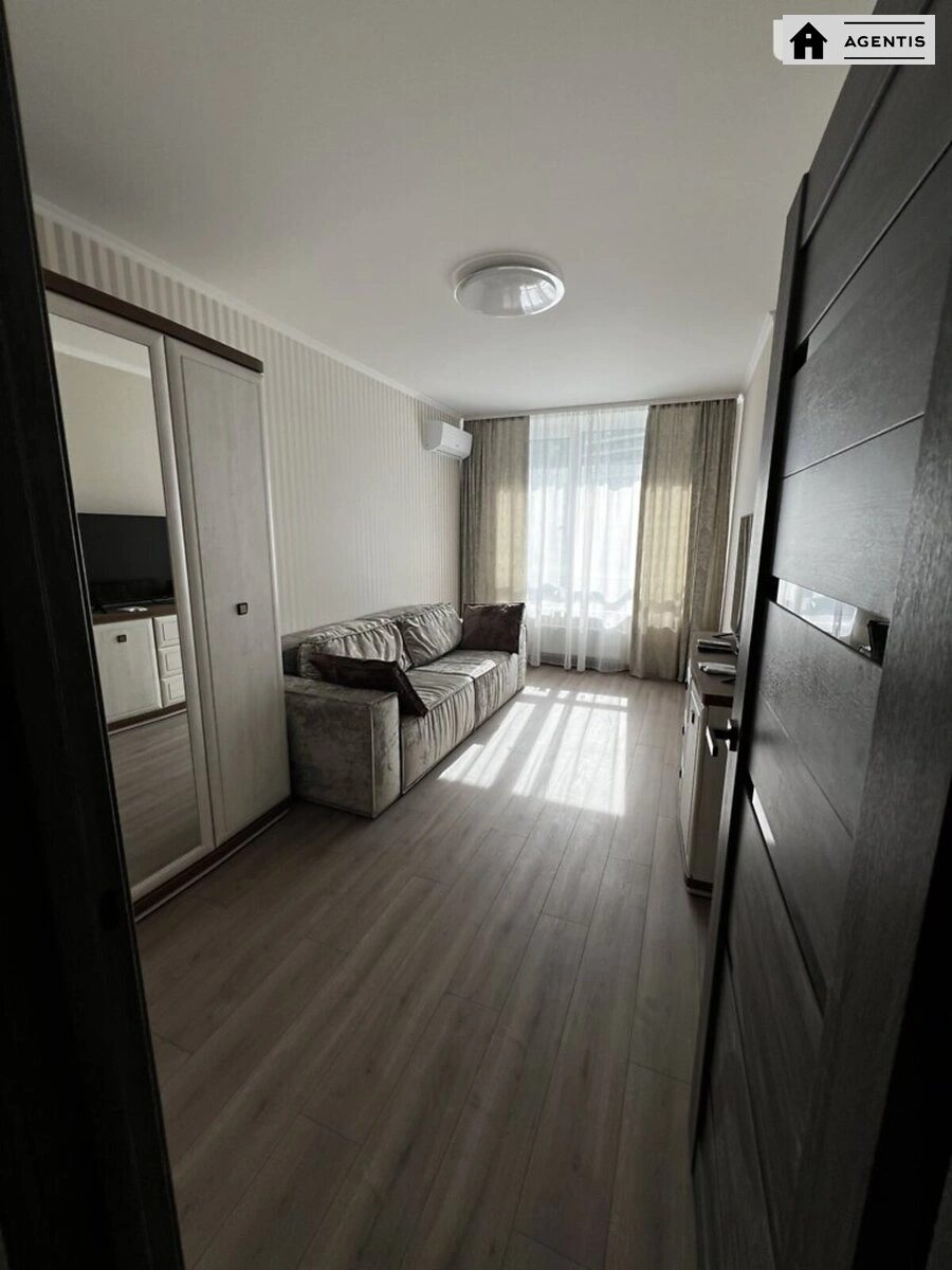 Apartment for rent. 3 rooms, 97 m², 7th floor/26 floors. 12, Prychalna 12, Kyiv. 