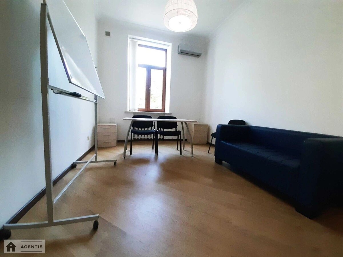 Apartment for rent. 3 rooms, 120 m², 3rd floor/5 floors. Kostyolna 4, Kyiv. 