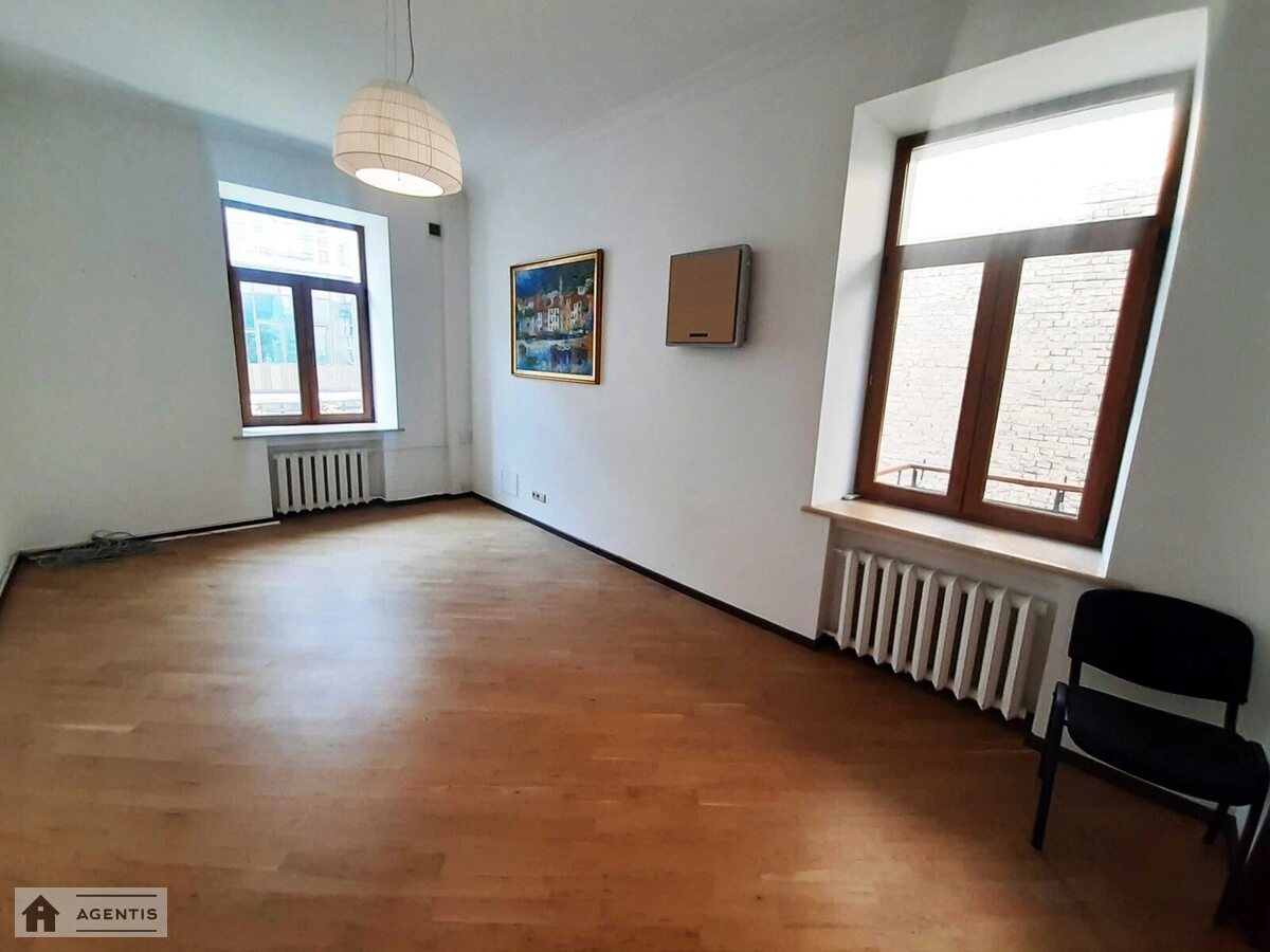 Apartment for rent. 3 rooms, 120 m², 3rd floor/5 floors. Kostyolna 4, Kyiv. 