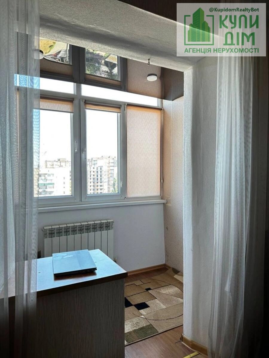 Продаж квартири. 3 rooms, 64 m², 9th floor/9 floors. Вокзальна вулиця (Жовтневої Революції), Кропивницький. 