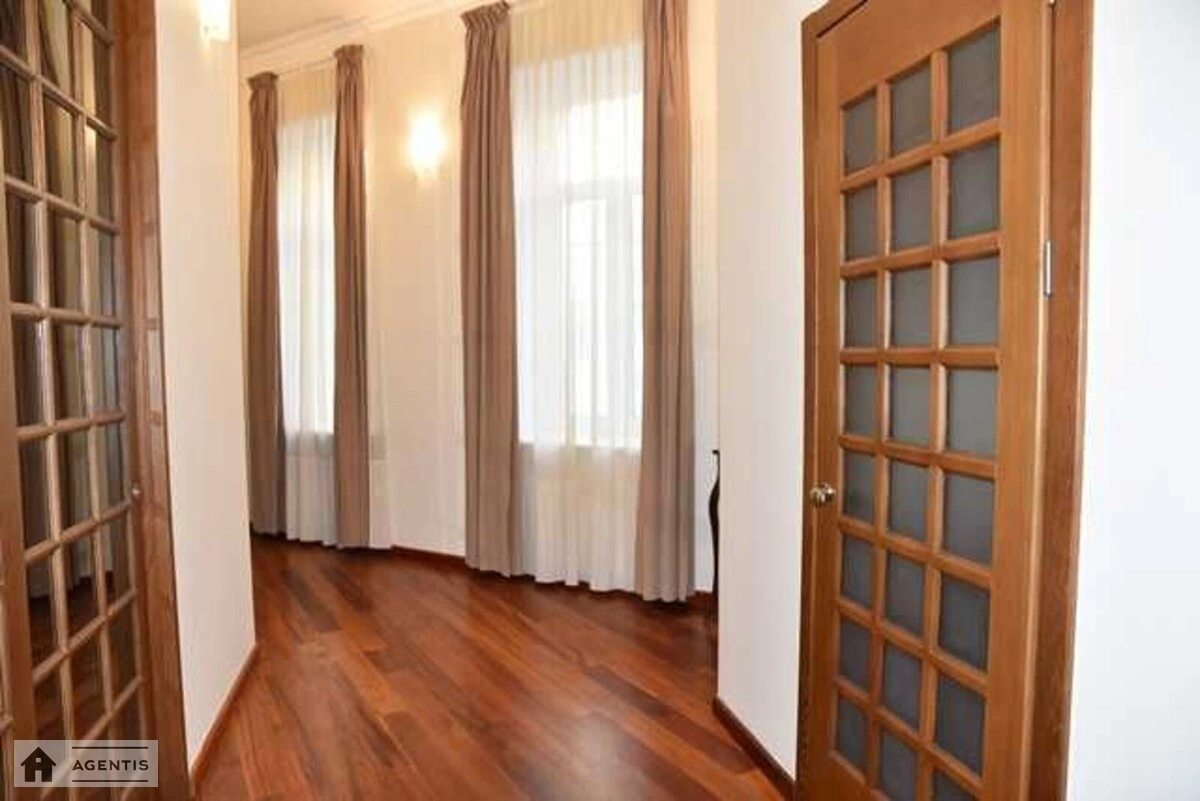 Apartment for rent. 2 rooms, 82 m², 4th floor/5 floors. Arkhitektora Horodetskoho vul., Kyiv. 
