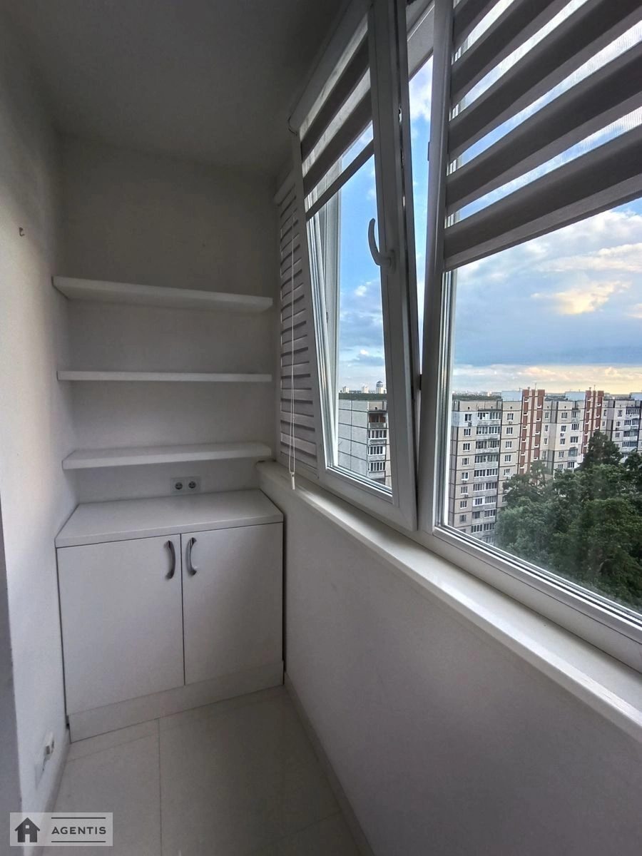 Apartment for rent. 3 rooms, 1177 m², 11 floor/17 floors. 17, Mykhayla Kotelnykova vul., Kyiv. 