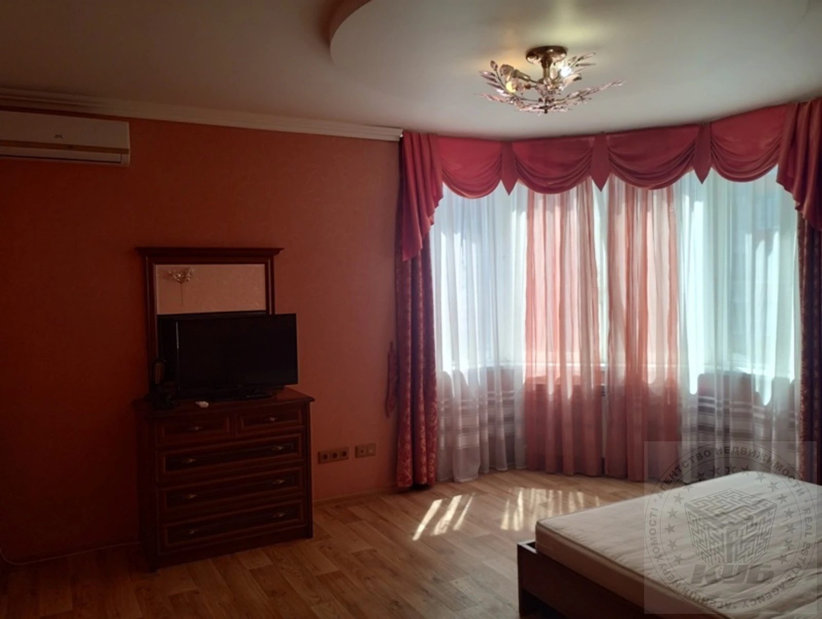 Продаж квартири. 1 room, 56 m², 3rd floor/15 floors. 33, Осіння 33, Київ. 