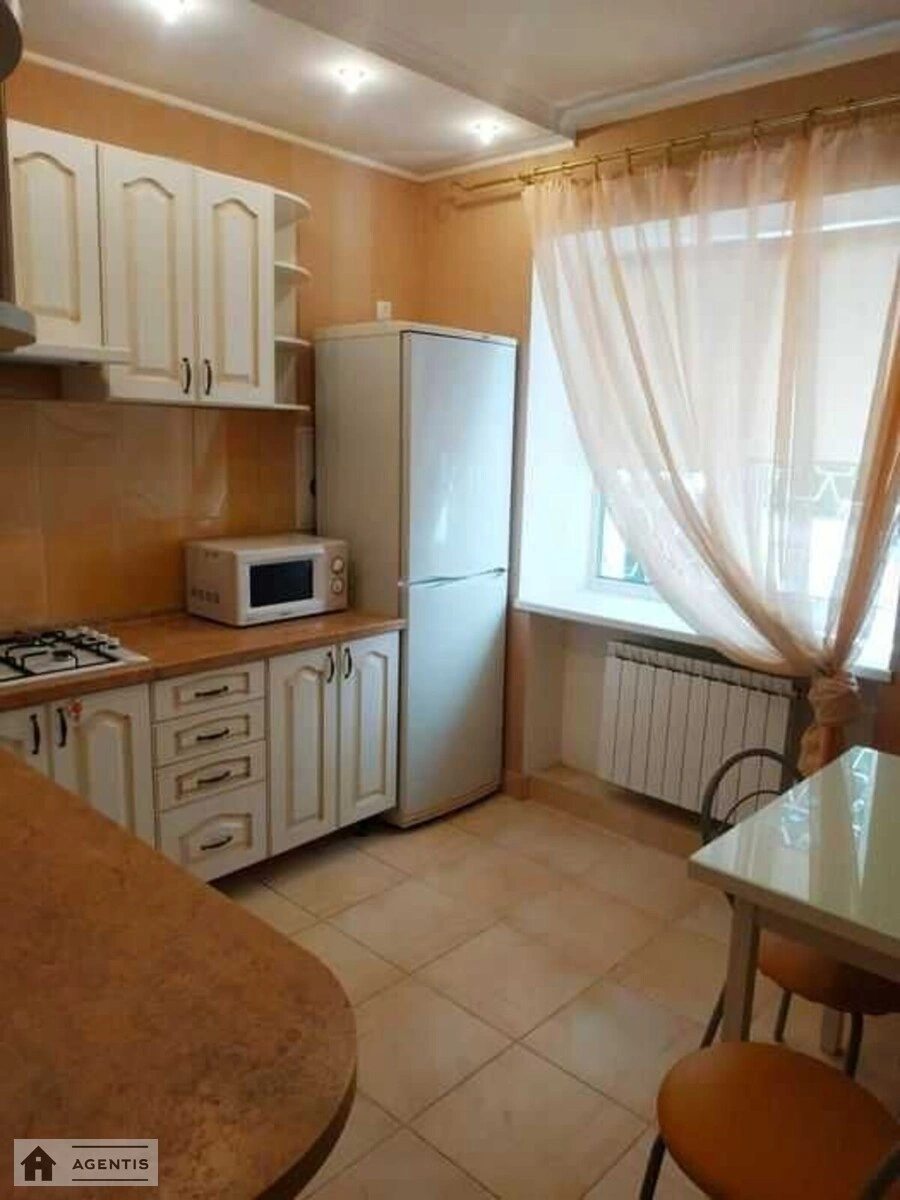 Apartment for rent. 2 rooms, 60 m², 1st floor/5 floors. 4, Gareta Dzhonsa vul. Simyi Khokhlovykh, Kyiv. 