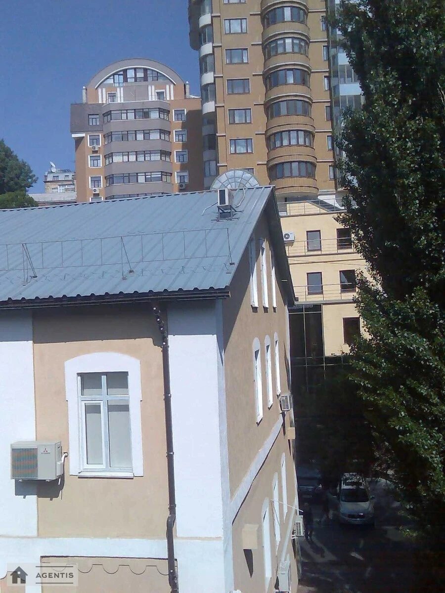 Apartment for rent. 2 rooms, 60 m², 3rd floor/4 floors. Baseyna, Kyiv. 