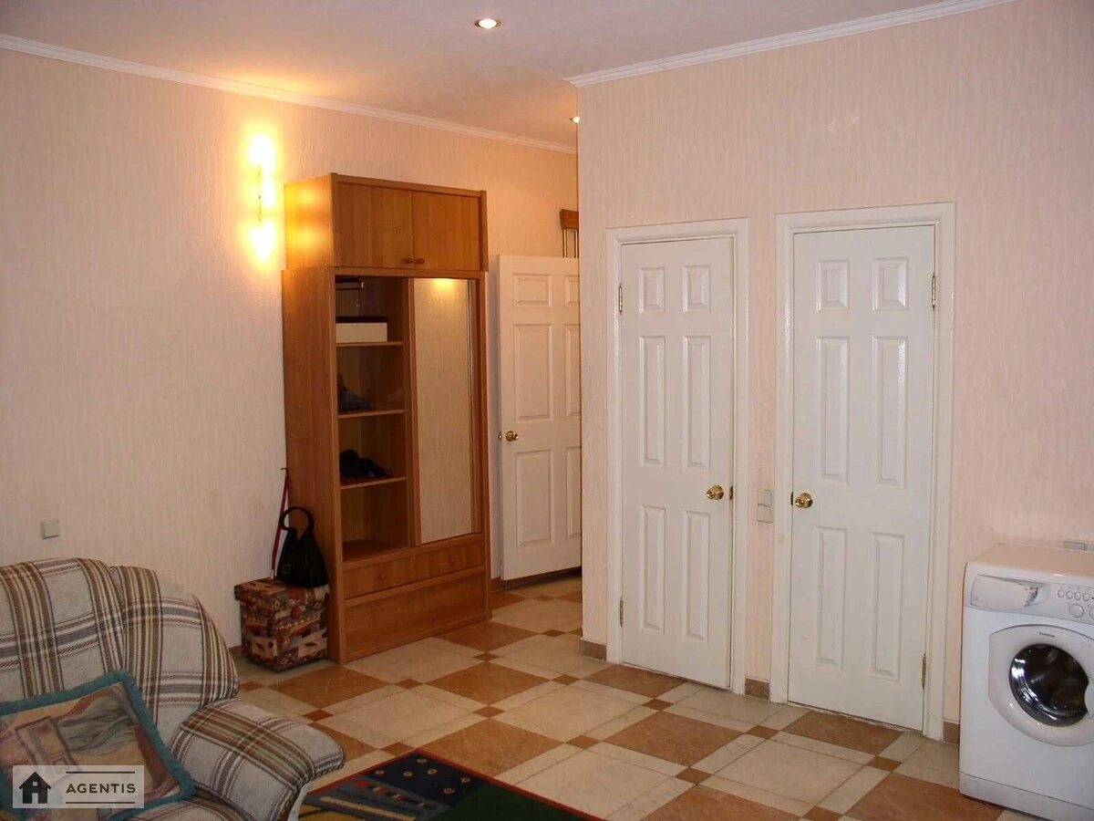 Apartment for rent. 2 rooms, 60 m², 3rd floor/4 floors. Baseyna, Kyiv. 