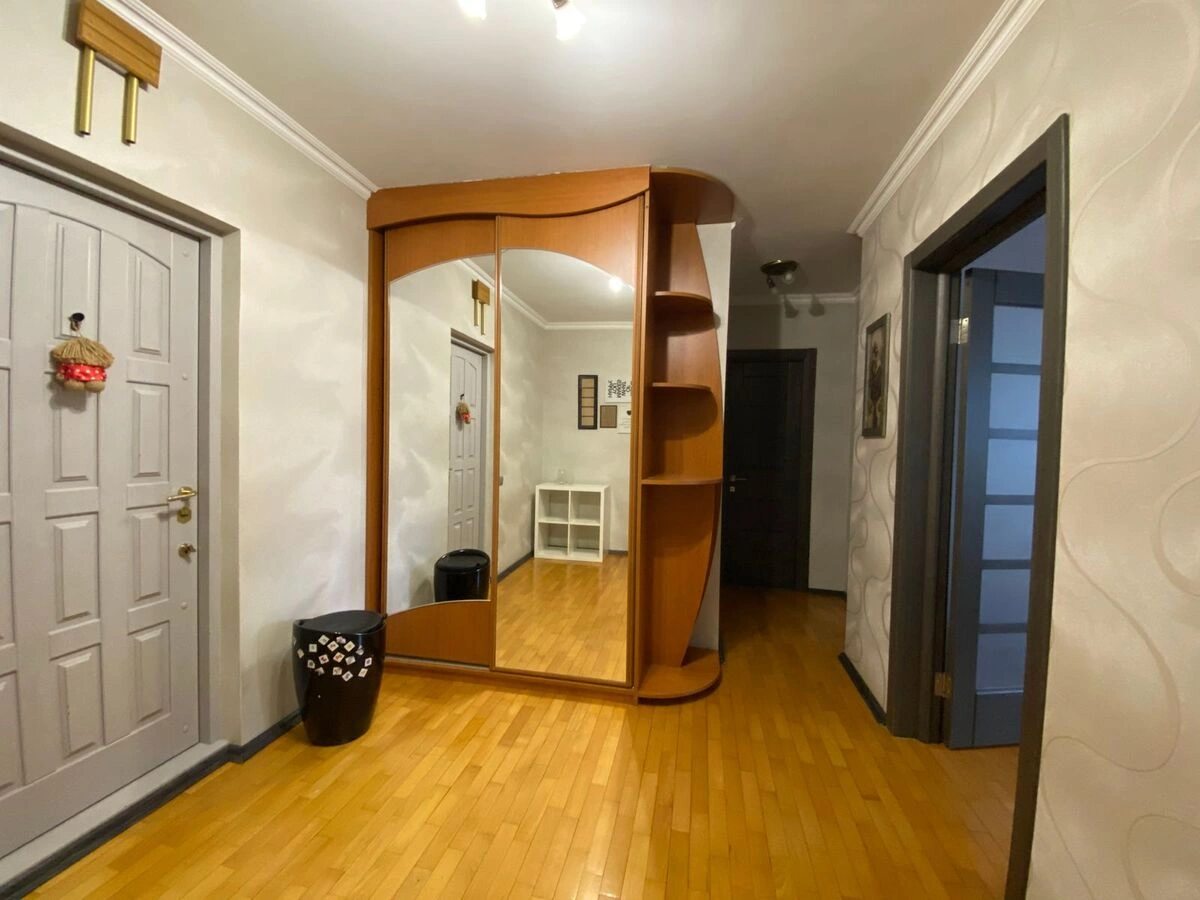 Apartment for rent. 2 rooms, 65 m², 3rd floor/25 floors. 1, Svyatoshynska 1, Kyiv. 