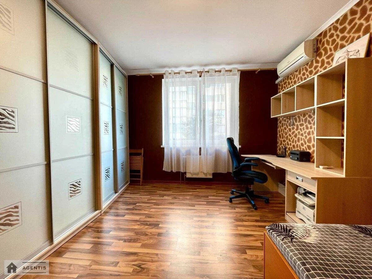 Сдам квартиру. 2 rooms, 89 m², 2nd floor/9 floors. 4, Раїси Окіпної вул., Киев. 