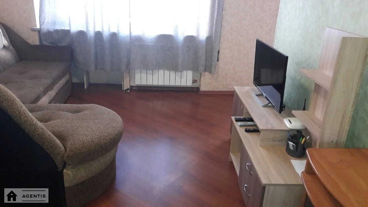 Apartment for rent. 2 rooms, 45 m², 3rd floor/4 floors. Pecherskyy rayon, Kyiv. 