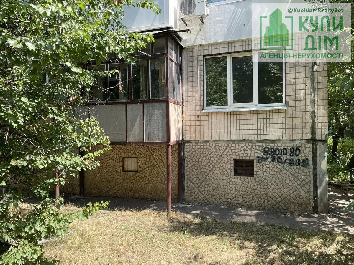 Apartments for sale. 2 rooms, 42 m², 1st floor/5 floors. Fortechnyy kirovskyy, Kropyvnytskyy. 