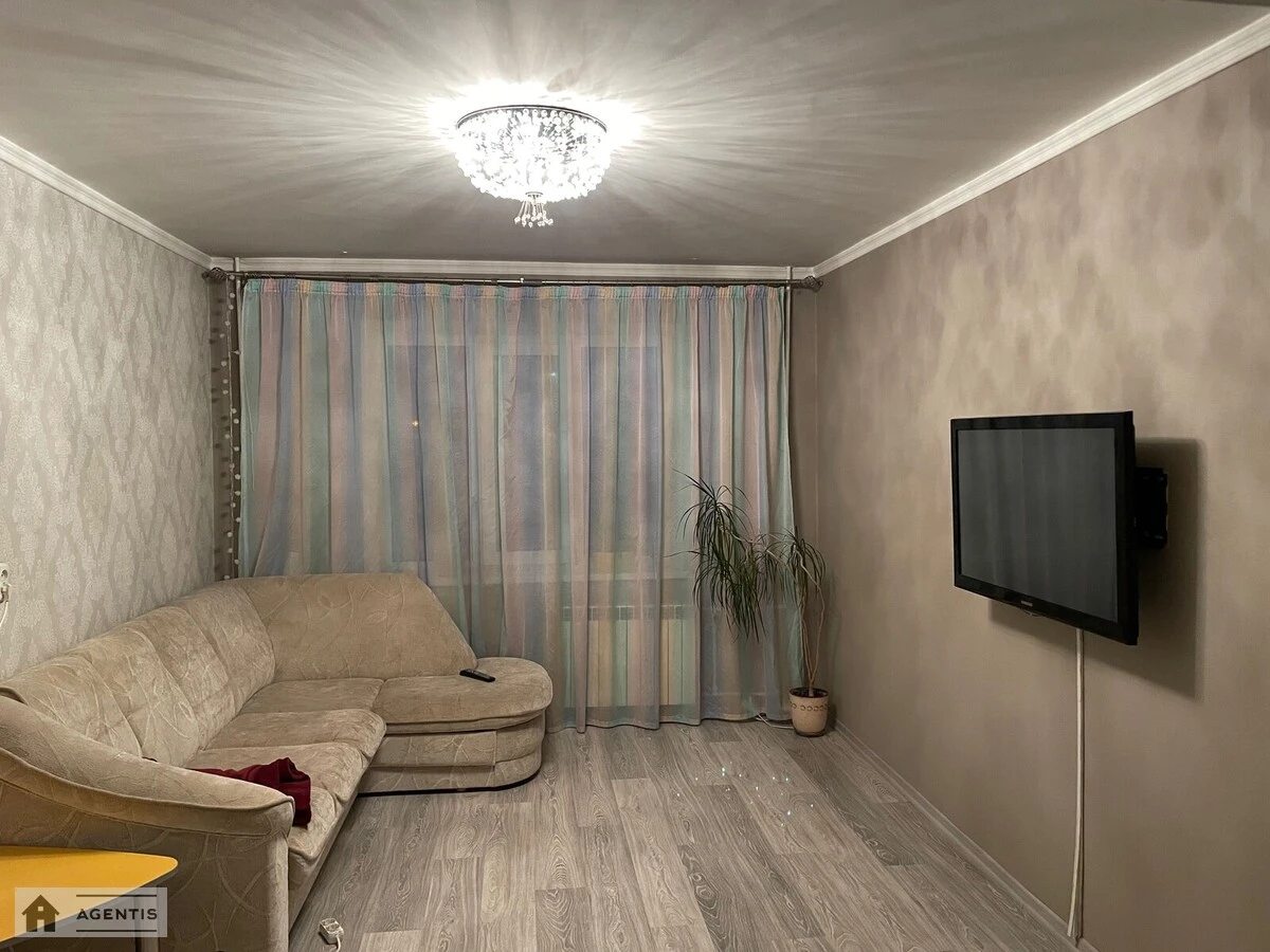 Apartment for rent. 3 rooms, 70 m², 3rd floor/10 floors. Petra Hryhorenka prosp., Kyiv. 