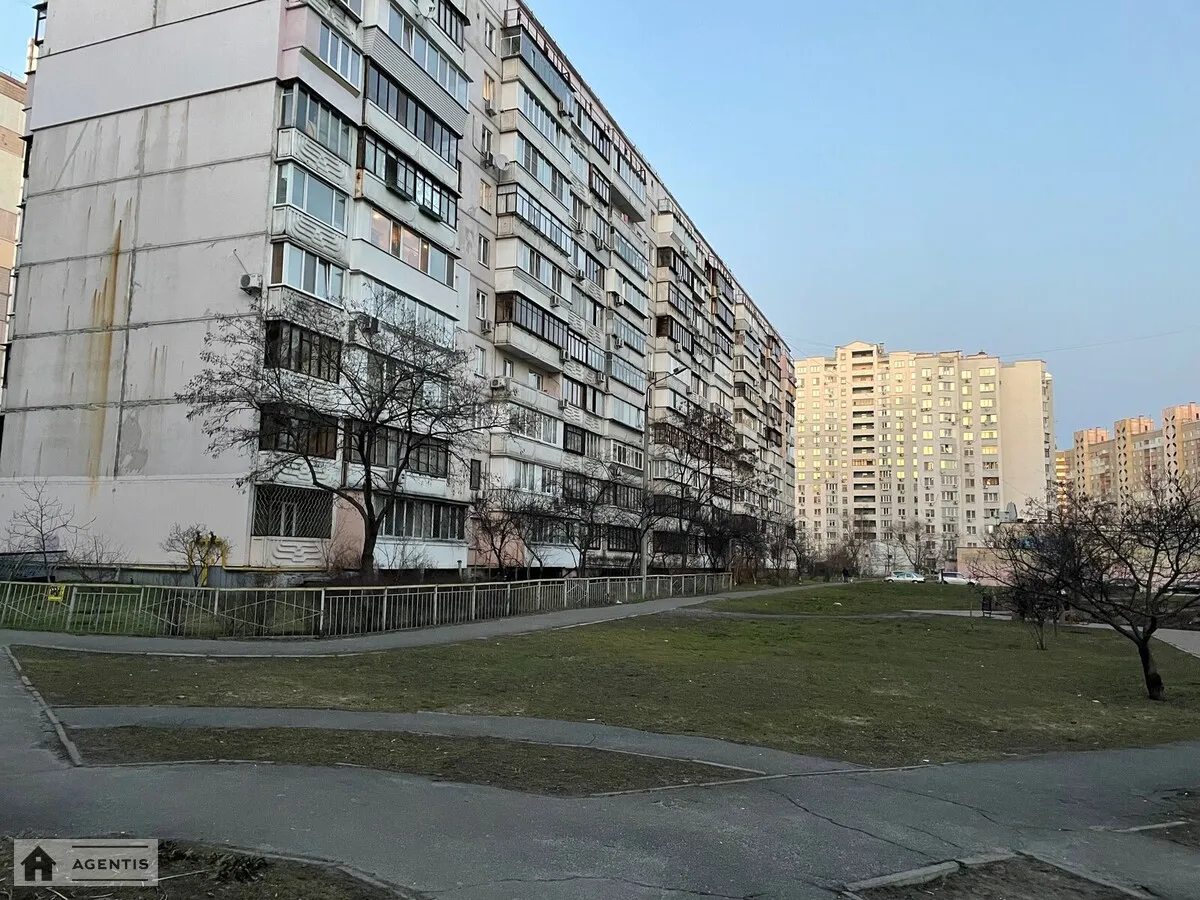 Apartment for rent. 3 rooms, 70 m², 3rd floor/10 floors. Petra Hryhorenka prosp., Kyiv. 