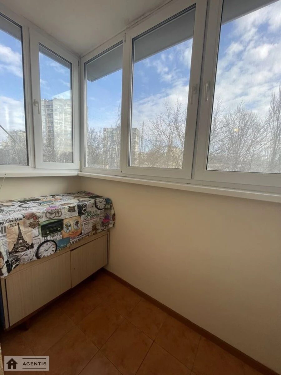 Apartment for rent. 1 room, 40 m², 3rd floor/23 floors. 66, Henerala Naumova vul., Kyiv. 