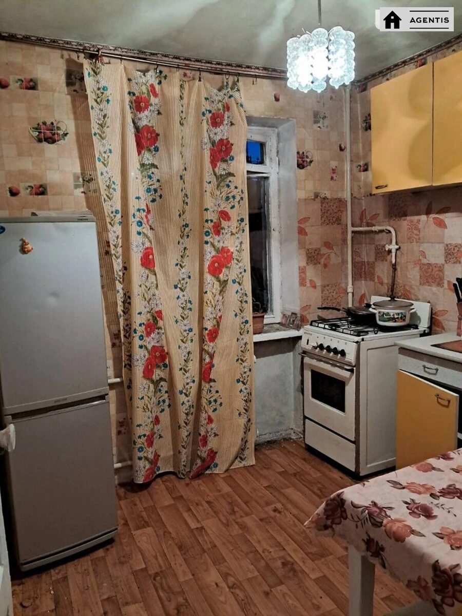 Apartment for rent. 1 room, 35 m², 2nd floor/5 floors. 24, Vidradniy 24, Kyiv. 