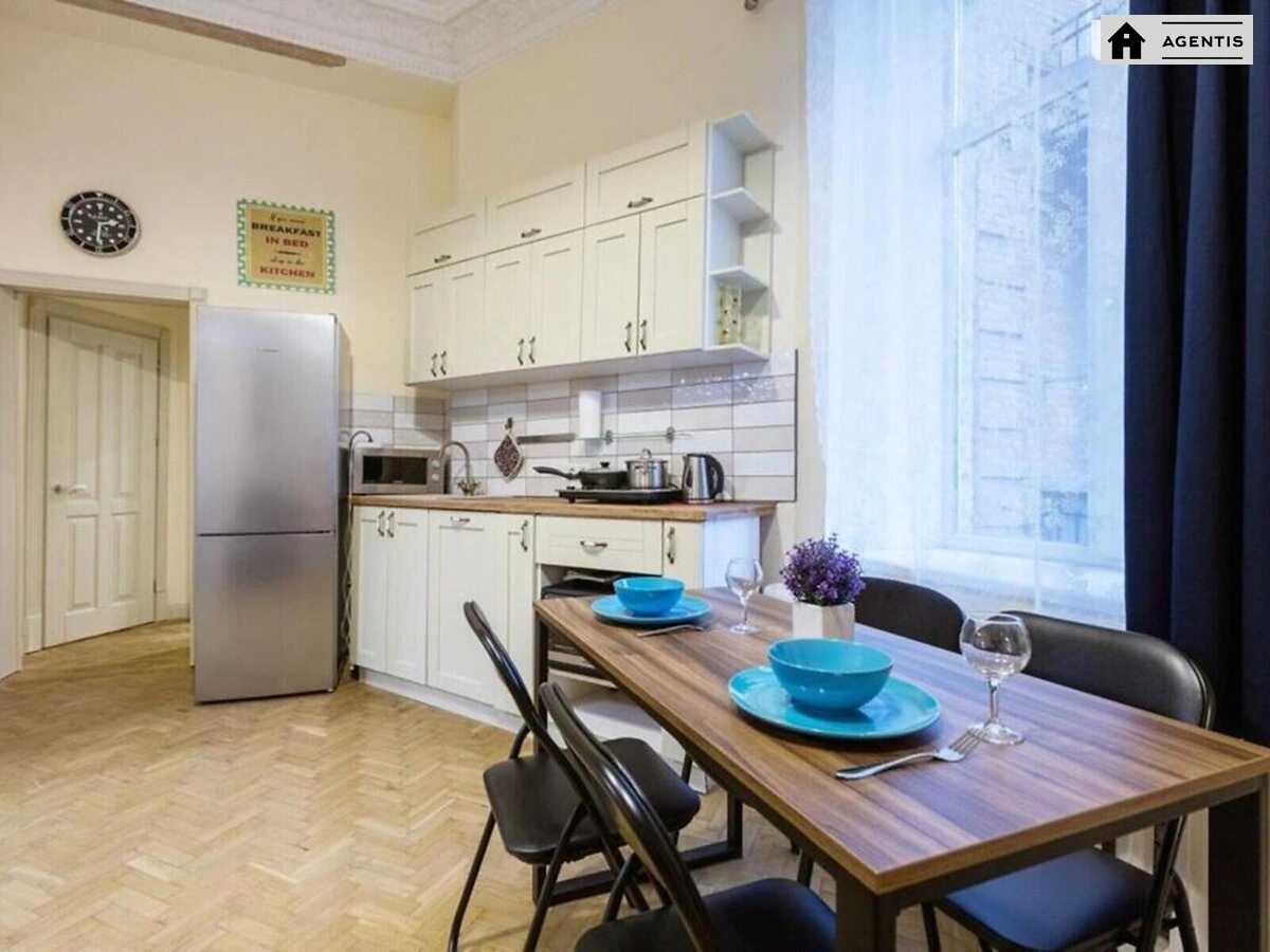 Apartment for rent. 3 rooms, 70 m², 3rd floor/5 floors. Bohdana Khmelnytskoho vul., Kyiv. 