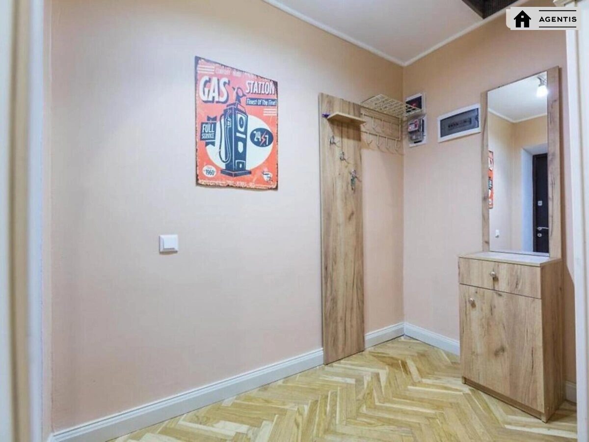 Apartment for rent. 3 rooms, 70 m², 3rd floor/5 floors. Bohdana Khmelnytskoho vul., Kyiv. 