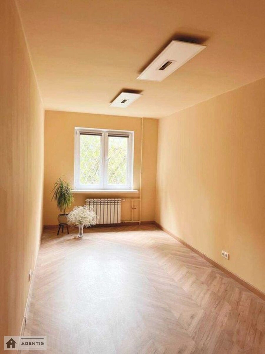 Apartment for rent. 3 rooms, 58 m², 1st floor/5 floors. 3, Metrobudivska 3, Kyiv. 