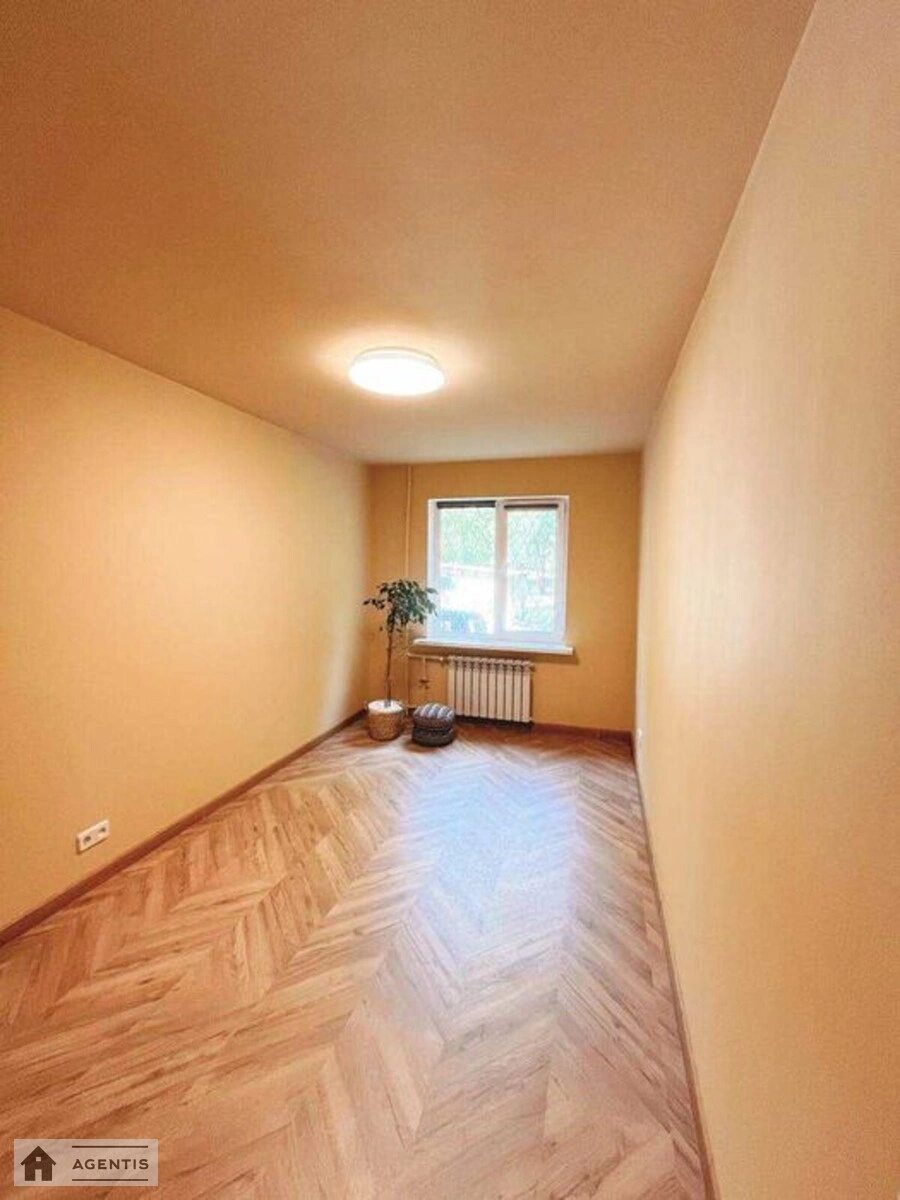 Apartment for rent. 3 rooms, 58 m², 1st floor/5 floors. 3, Metrobudivska 3, Kyiv. 