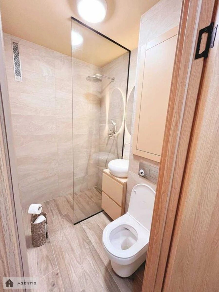 Apartment for rent. 3 rooms, 58 m², 1st floor/5 floors. 3, Metrobudivska 3, Kyiv. 