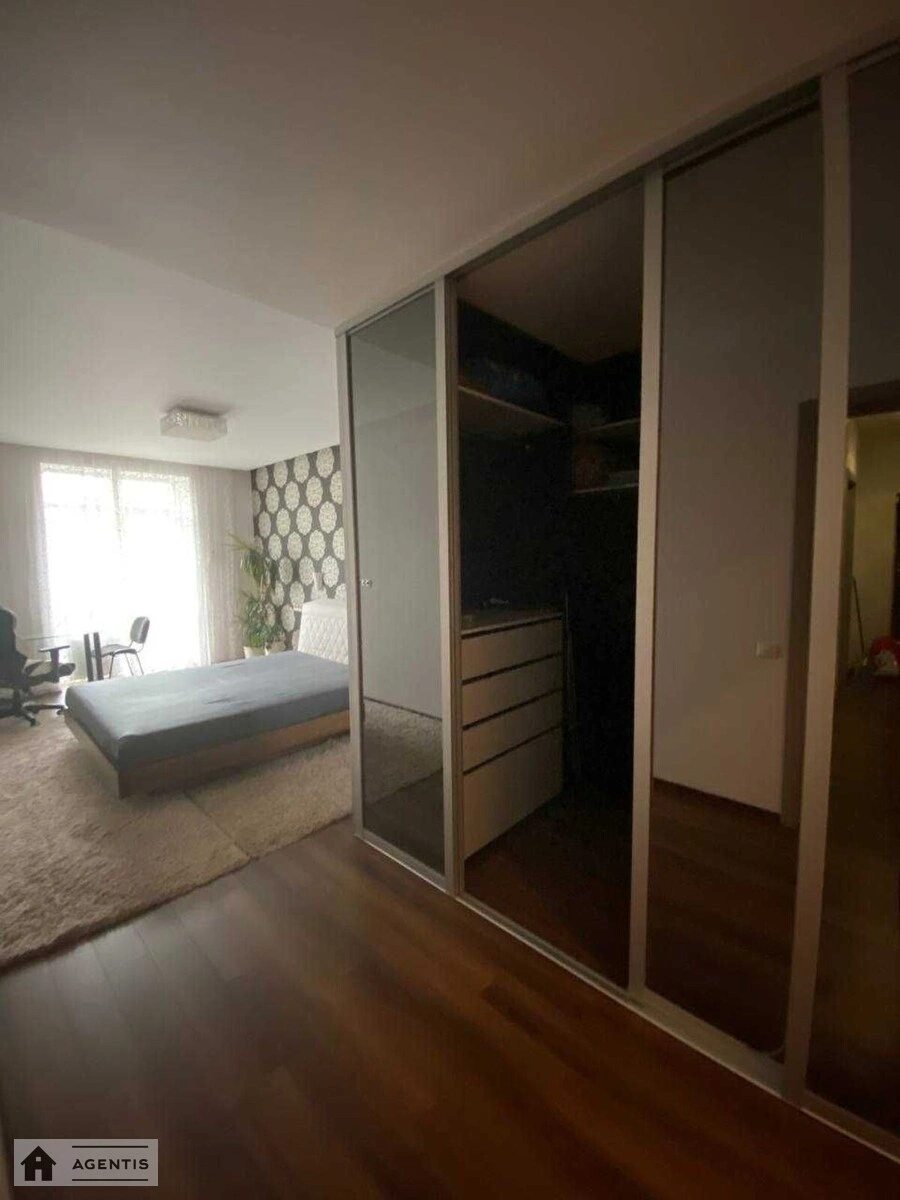 Apartment for rent. 2 rooms, 79 m², 3rd floor/5 floors. 108, Zamkovetcka 108, Kyiv. 