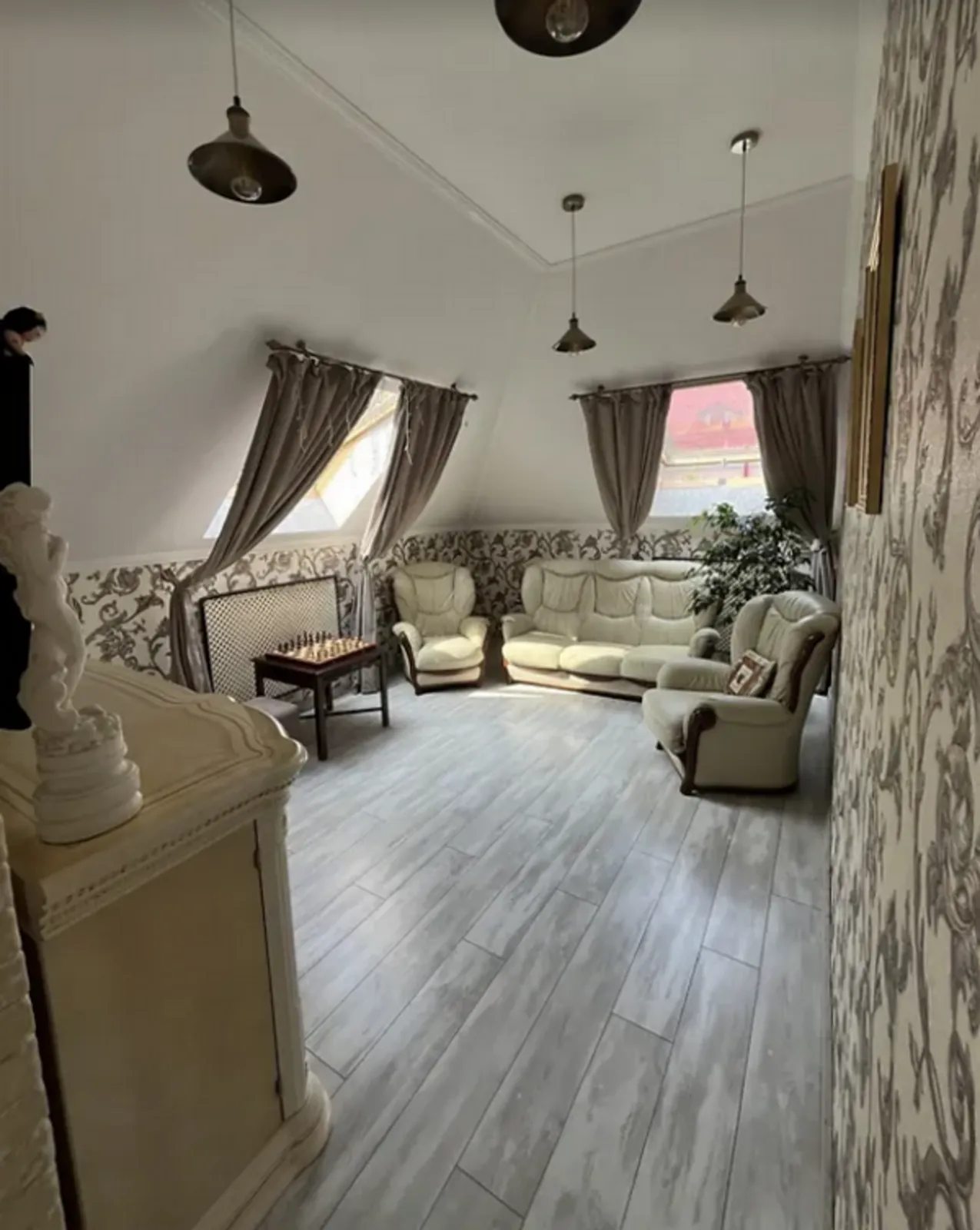 Apartments for sale 3 rooms, 75 m², 2nd fl./2 floors. Центр, Ternopil. 