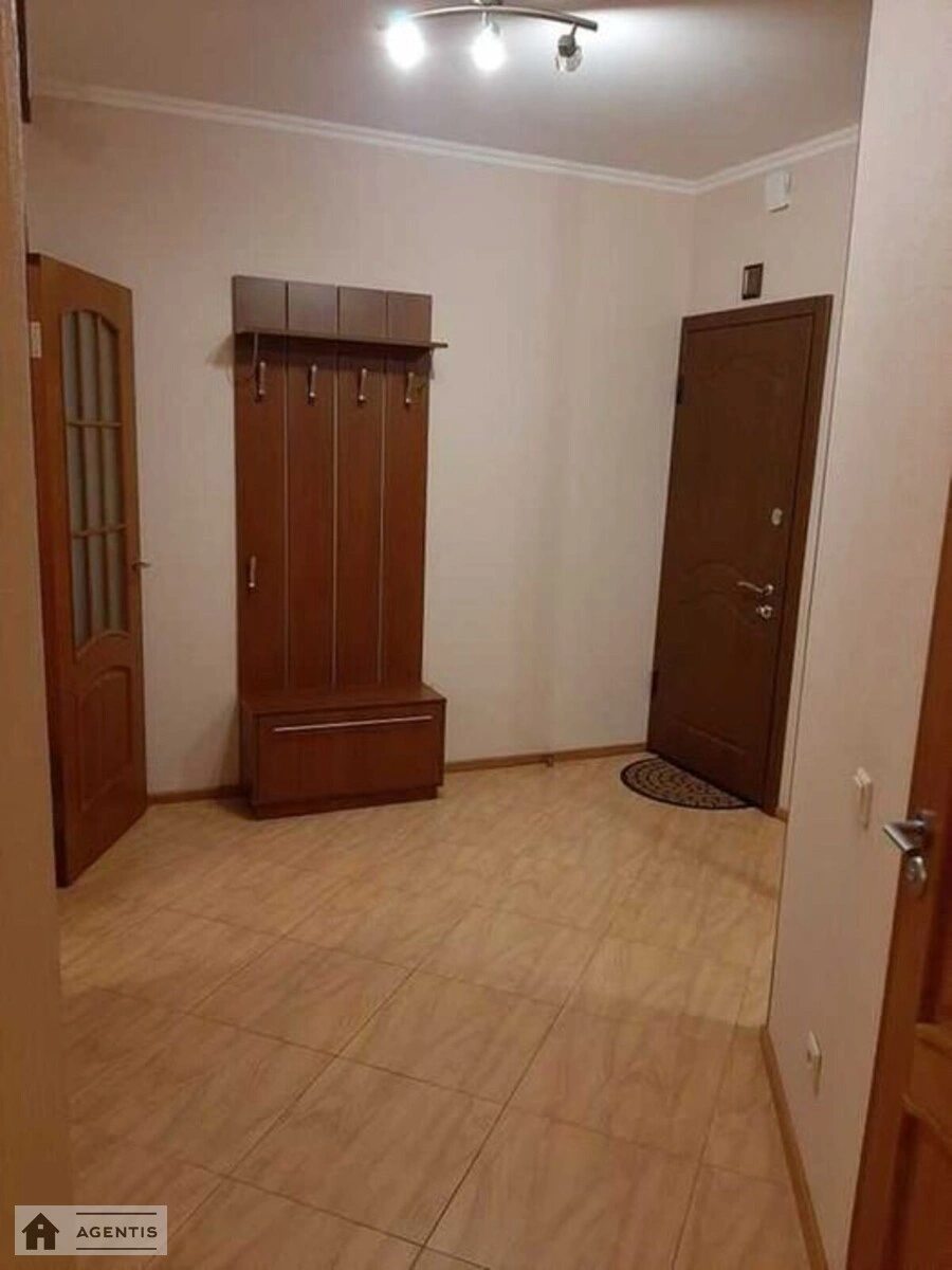 Apartment for rent. 1 room, 44 m², 3rd floor/5 floors. 30, Bratyslavska 30, Kyiv. 