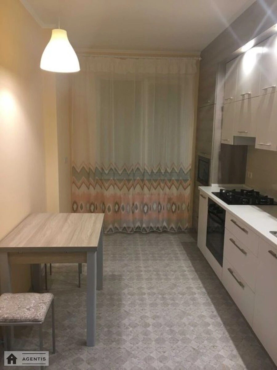 Сдам квартиру. 1 room, 39 m², 1st floor/6 floors. Метрологическая, Киев. 