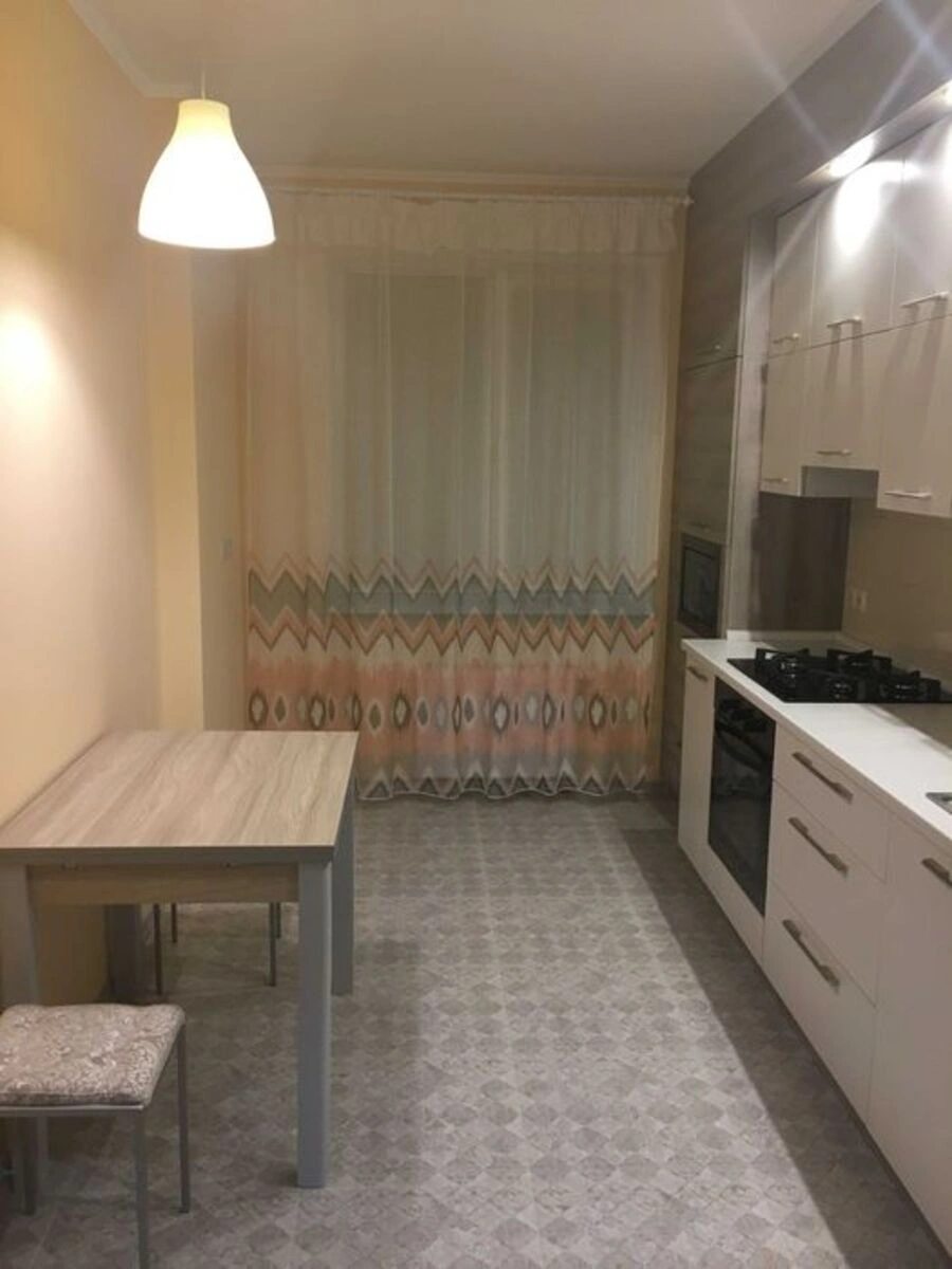 Сдам квартиру. 1 room, 39 m², 1st floor/6 floors. Метрологическая, Киев. 