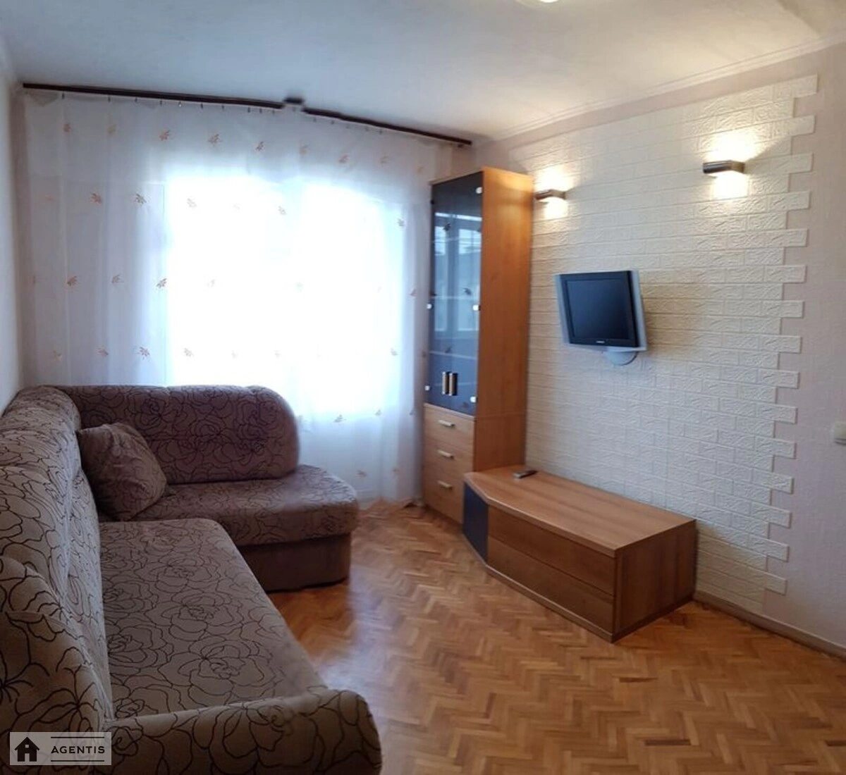 Apartment for rent. 1 room, 32 m², 8th floor/9 floors. Nizhynska, Kyiv. 