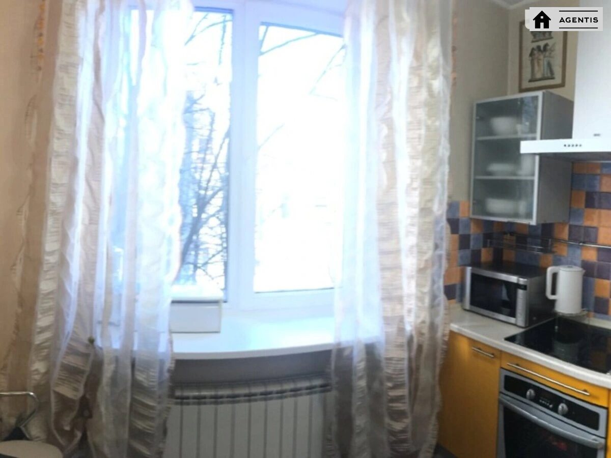 Apartment for rent 2 rooms, 63 m², 3rd fl./8 floors. 15, Instytutska 15, Kyiv. 