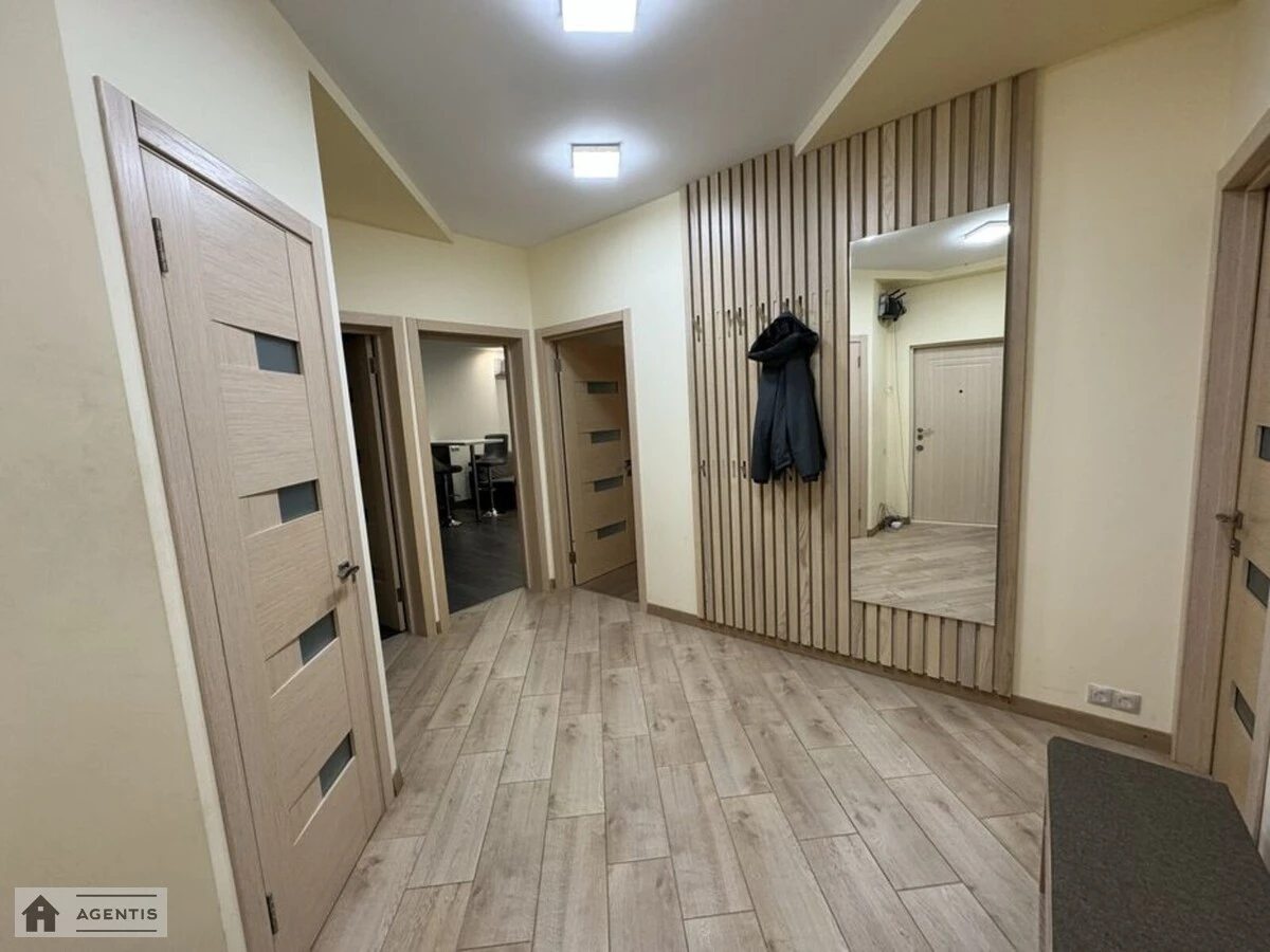 Сдам квартиру 2 комнаты, 80 m², 3 эт./5 этажей. Дмитра Луценка вул., Киев. 