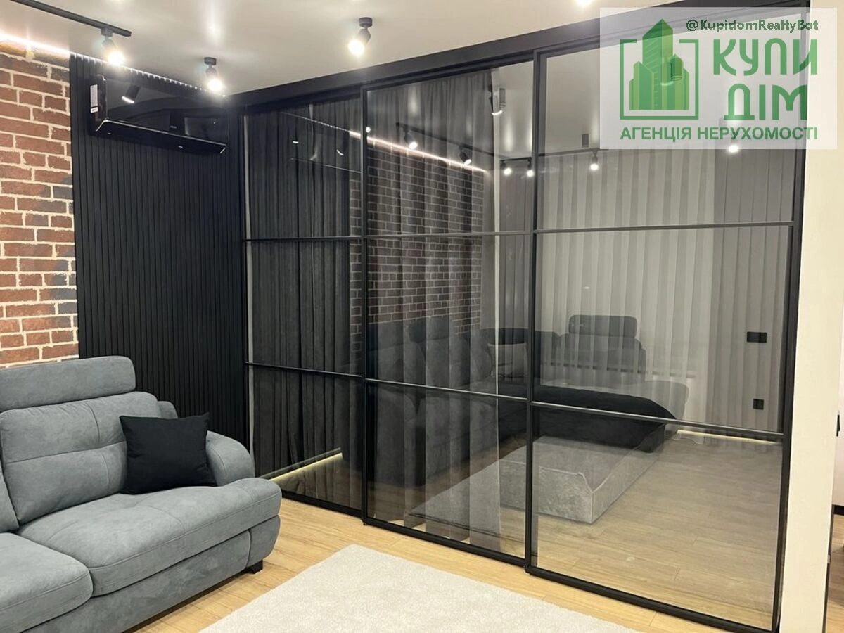 Продаж квартири 1 кімната, 53 m², 2 пов./9 поверхів. Фортечний (кіровський), Кропивницький. 