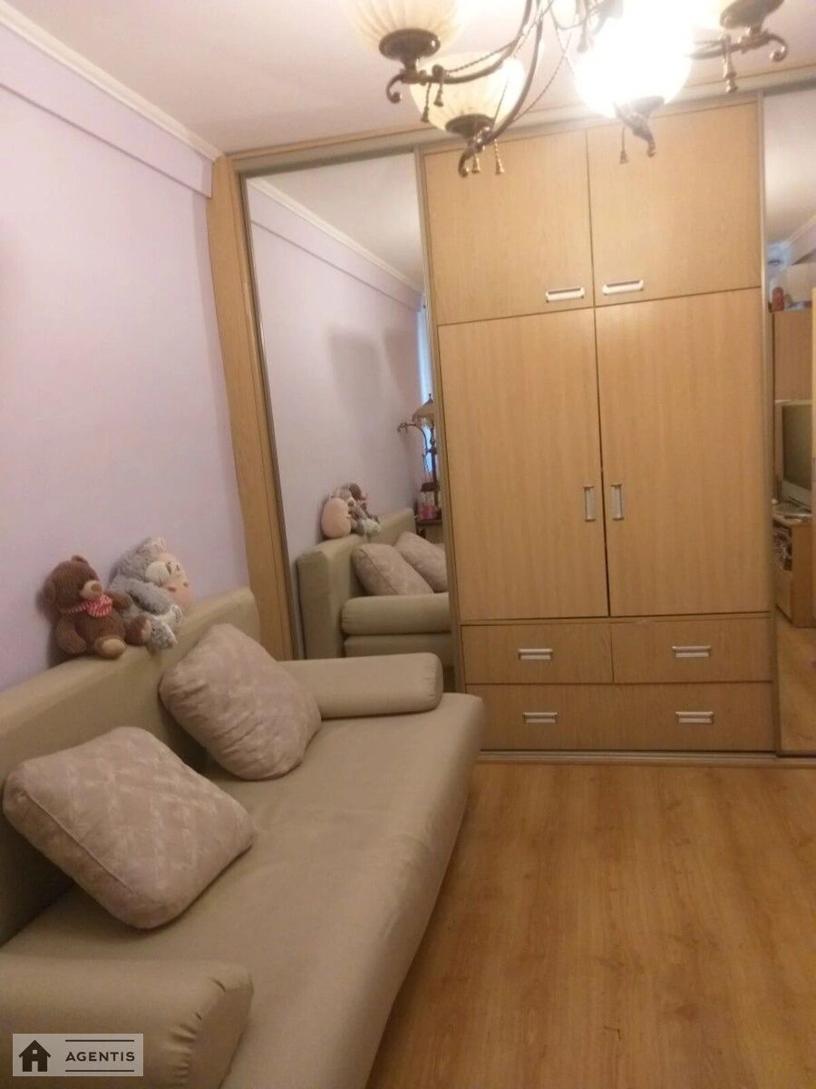 Apartment for rent. 1 room, 30 m², 1st floor/5 floors. Kharkivske 4, Kyiv. 