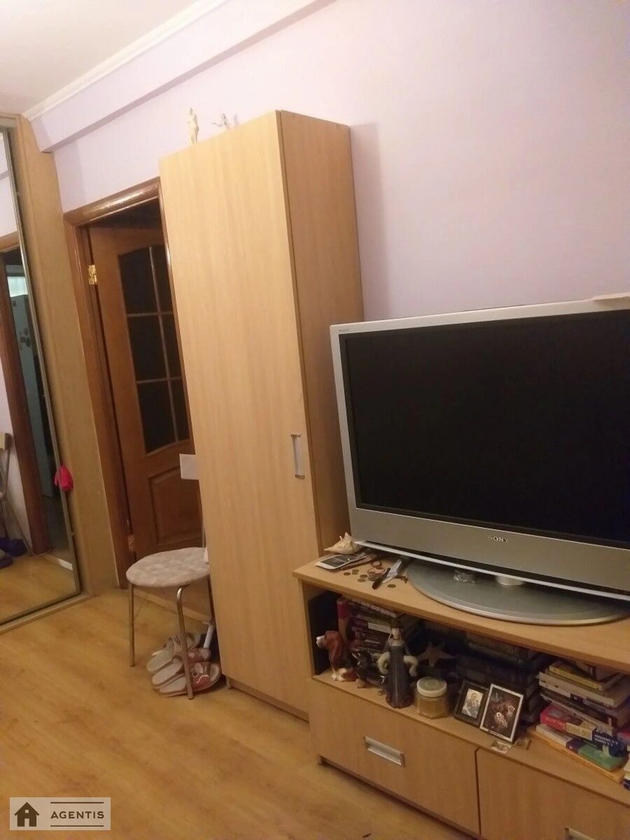 Apartment for rent. 1 room, 30 m², 1st floor/5 floors. Kharkivske 4, Kyiv. 