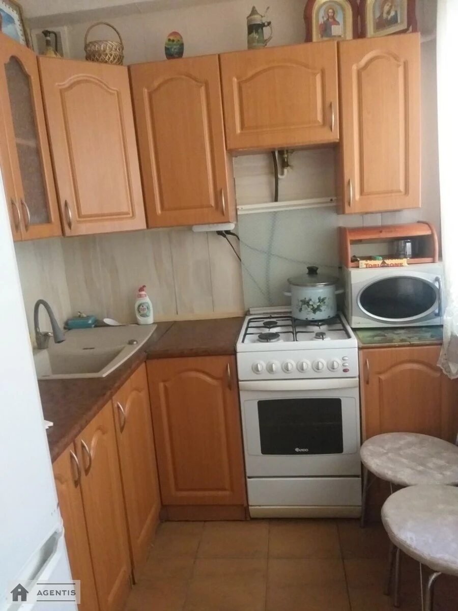 Apartment for rent. 1 room, 30 m², 1st floor/5 floors. Kharkivske 4, Kyiv. 