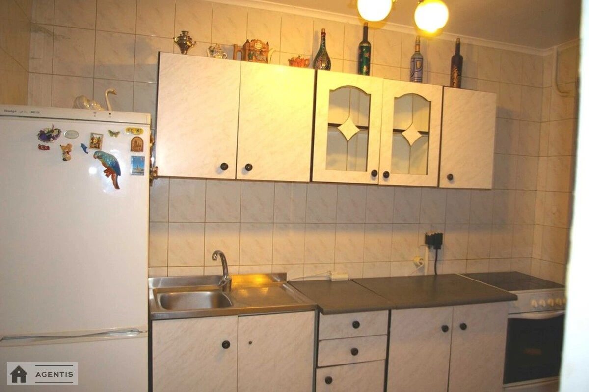 Сдам квартиру. 1 room, 40 m², 1st floor/16 floors. 160, Антоновича вул. (Горького), Киев. 