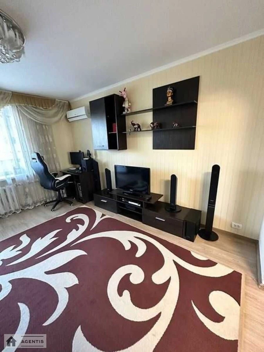 Сдам квартиру. 2 rooms, 43 m², 4th floor/5 floors. 12, Миколи Василенка вул., Киев. 