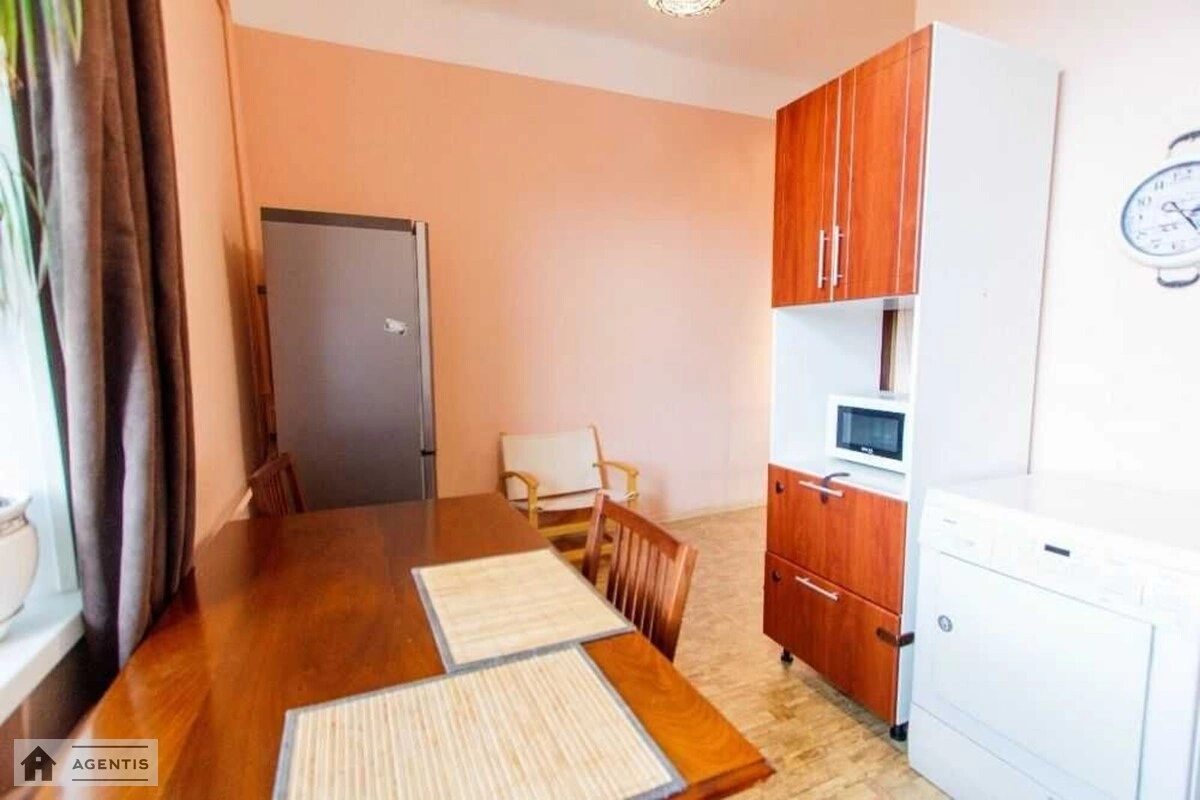 Apartment for rent 3 rooms, 75 m², 5th fl./6 floors. Volodymyrska, Kyiv. 