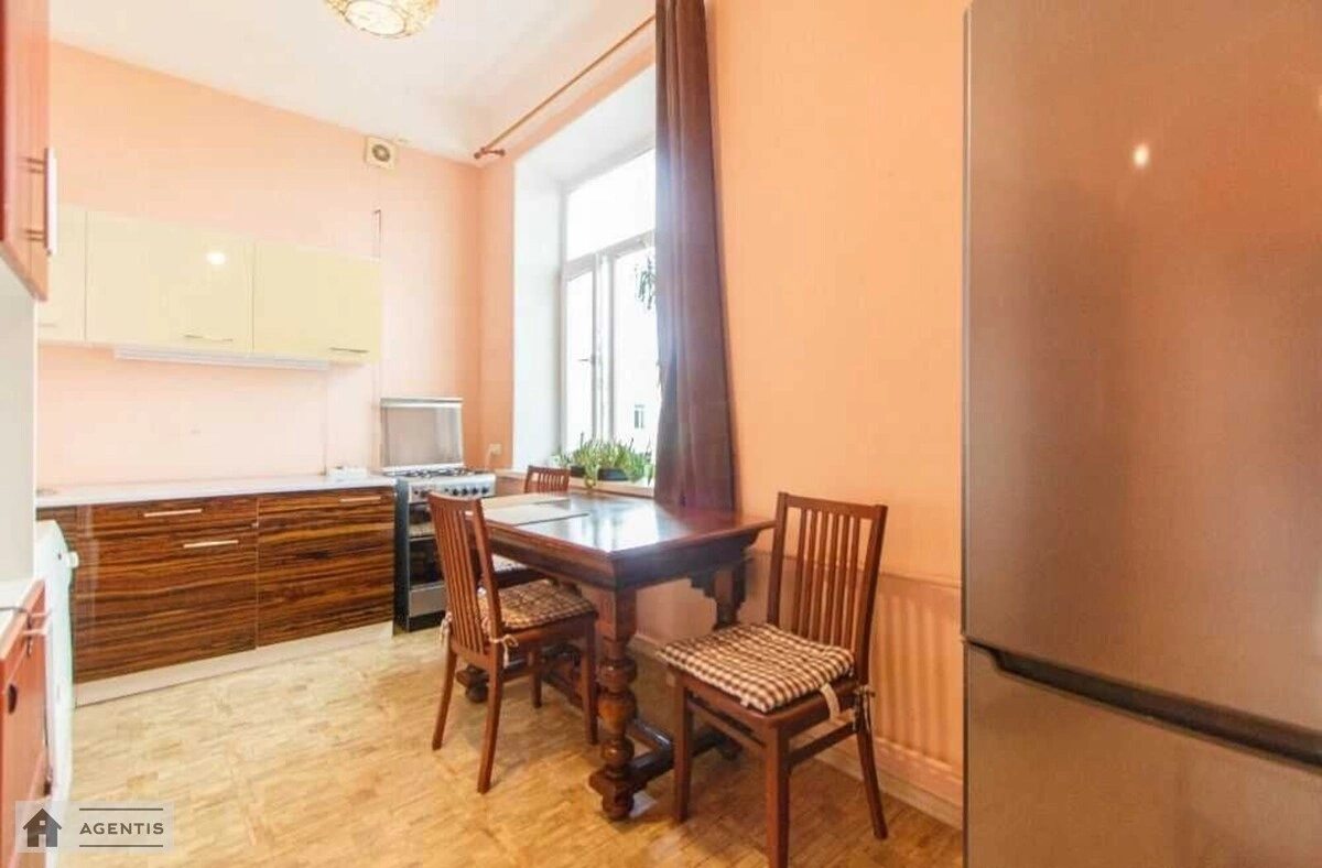 Сдам квартиру 3 комнаты, 75 m², 5 эт./6 этажей. Владимирская, Киев. 