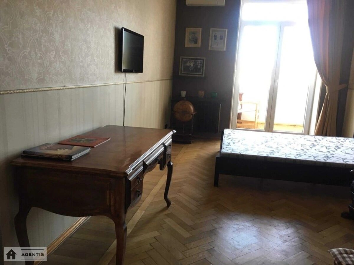 Apartment for rent 3 rooms, 75 m², 5th fl./6 floors. Volodymyrska, Kyiv. 